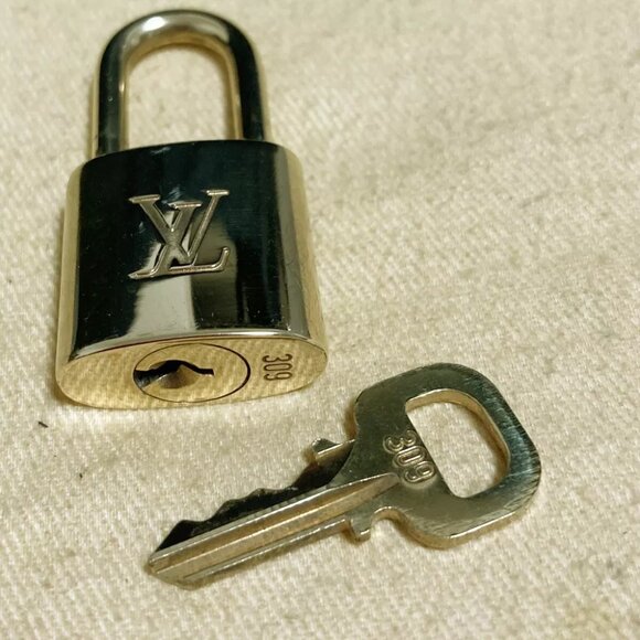 LOUIS VUITTON LV 10 SET PADLOCK KEY CHARM CADENA GOLD-PLATED FRANCE - Picture 3 of 6